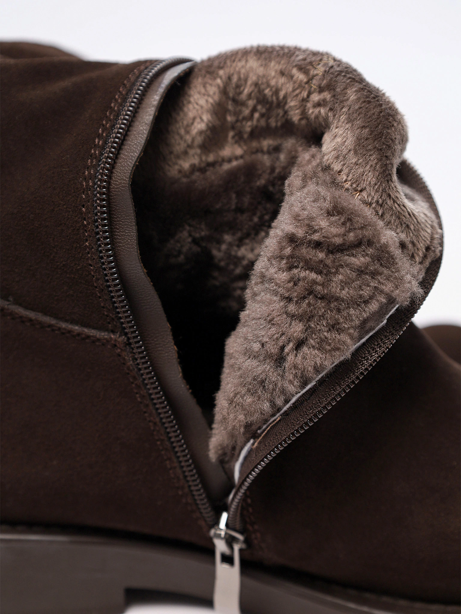 Сапоги коричневого цвета на низком каблуке